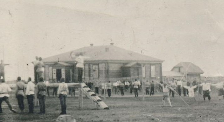 Здание школы в селе Новополтава. 20-30-е годы 20 века