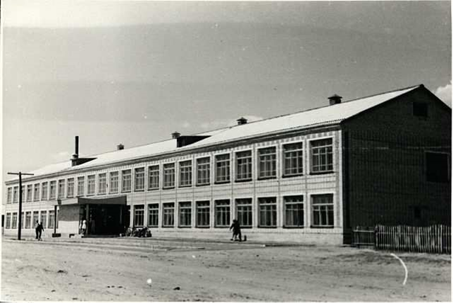 Здание новой  школы. Открыта в 1971 году.