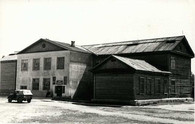 Здание средней школы в селе Новополтава 40-60-е годы 20 века